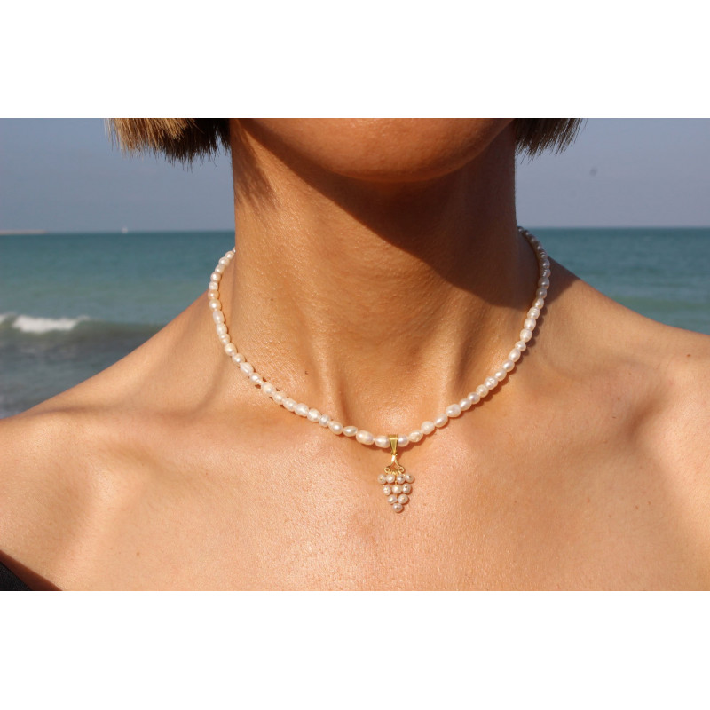 Cultured Pearl Necklace with Grape-Cluster Pendant in 18K Gold – Handmade & Exclusive Cultured Pearl Necklace with Grape-Cluster Pendant in 18K Gold – Handmade & Exclusive